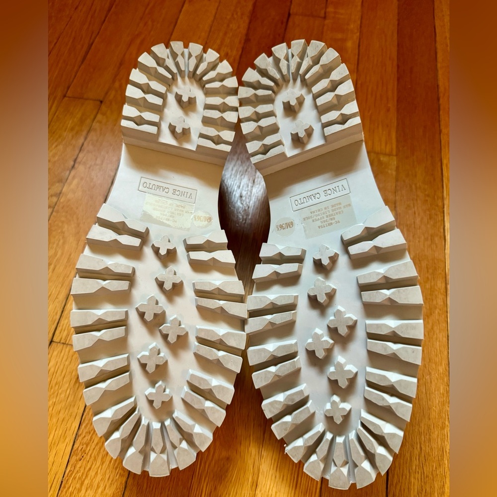 Vince Camuto Mritsa slip-on oxford with a perforated upper. Never worn. Size 6 - Picture 9 of 12